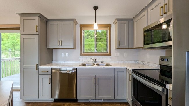 2201 Hadley Hills Dr NE in Rochester, MN - Building Photo - Building Photo