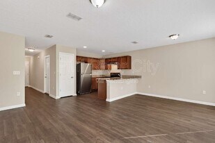 7608 Rain Forest Dr N in Jacksonville, FL - Building Photo
