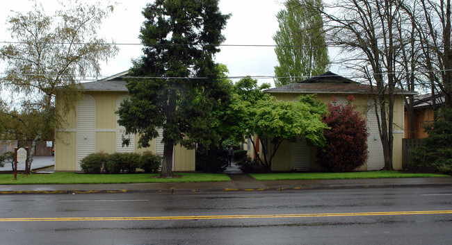 South Station Apartments in Eugene, OR - Building Photo - Building Photo