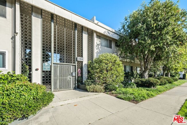 3166 S Sepulveda Blvd in Los Angeles, CA - Building Photo - Building Photo