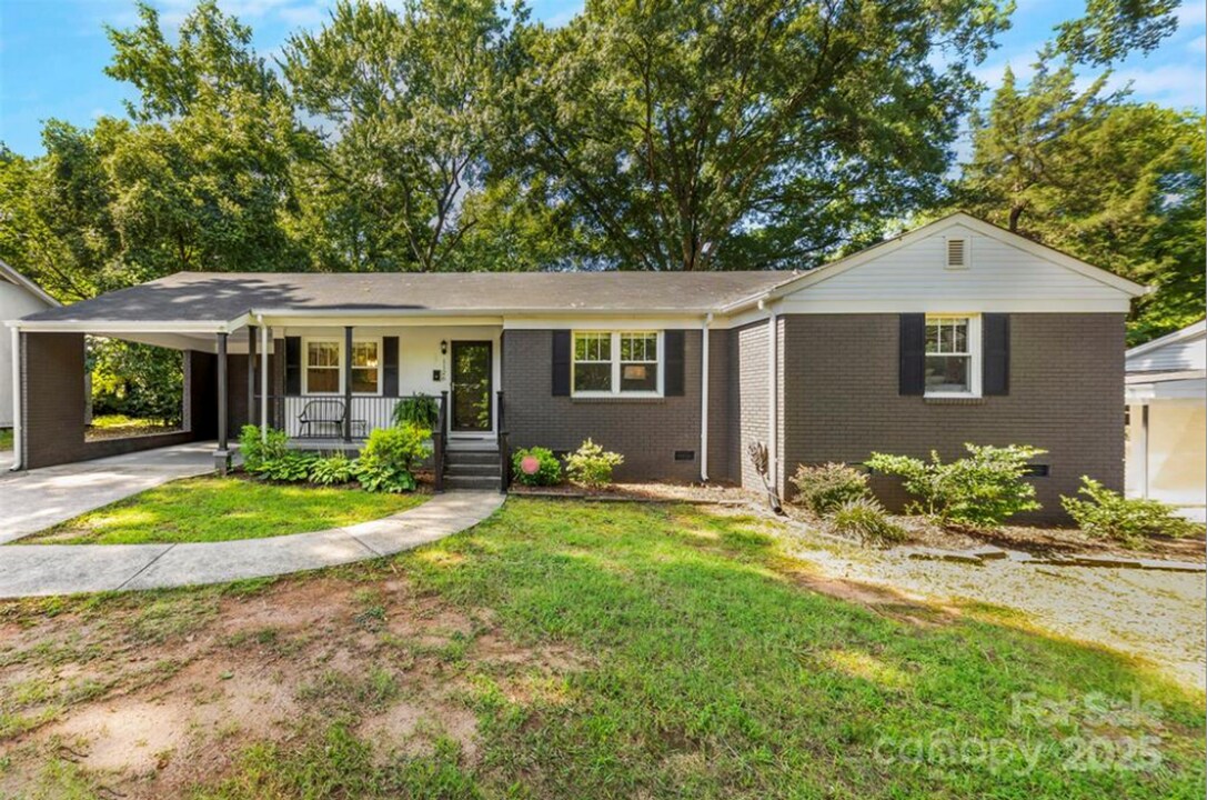 1126 E Woodlawn Rd in Charlotte, NC - Foto de edificio