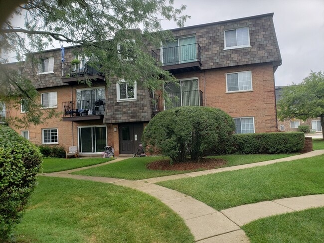 9397 Bay Colony Dr in Des Plaines, IL - Building Photo - Building Photo