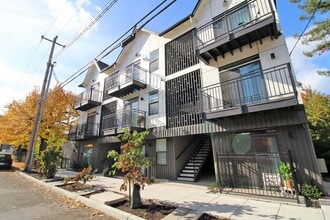 8417 SW 24th Ave in Portland, OR - Building Photo - Building Photo