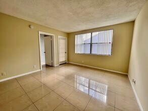 752 Executive Center Dr in West Palm Beach, FL - Building Photo - Building Photo