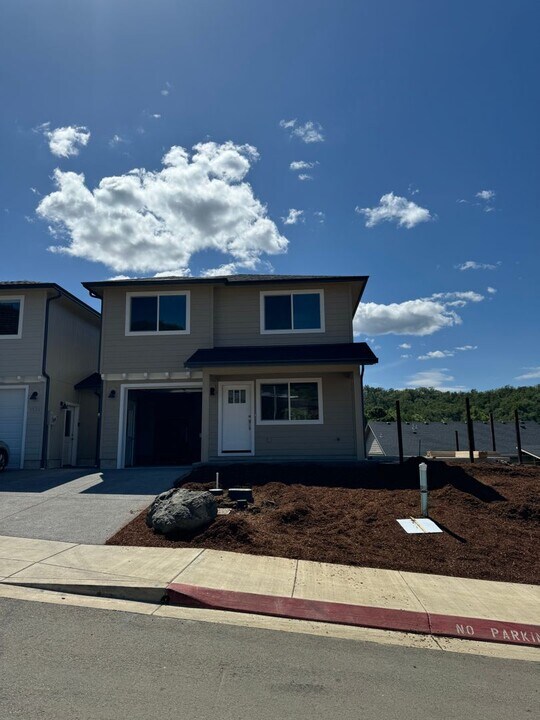 1528 Thyme Dr in Roseburg, OR - Foto de edificio