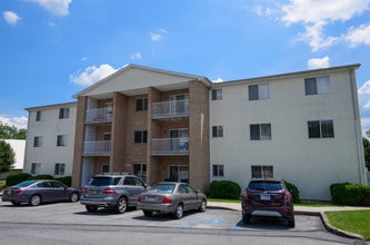 Saylor Park Apartments in Whitehall, PA - Foto de edificio - Building Photo