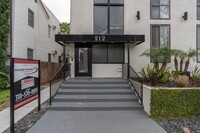 212 S Arnaz Dr in Beverly Hills, CA - Building Photo - Building Photo