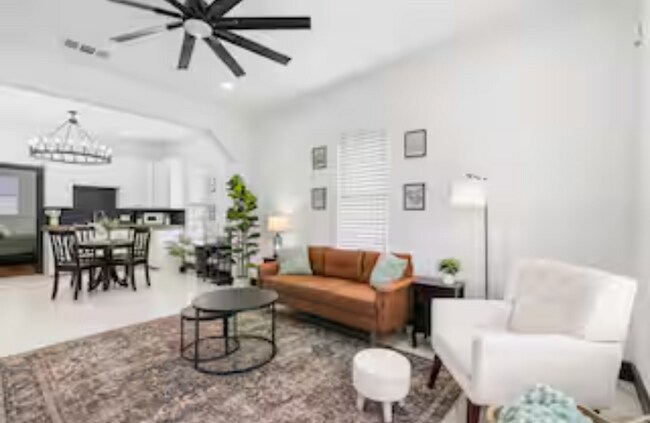 102 W 5th St in Taylor, TX - Building Photo - Building Photo