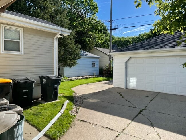 336 N 70th St, Unit Upper Duplex in Wauwatosa, WI - Foto de edificio - Building Photo