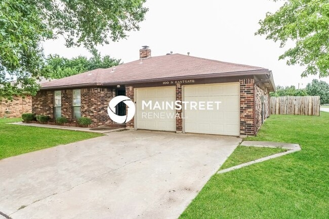 100 N Eastgate Dr in Yukon, OK - Building Photo - Building Photo