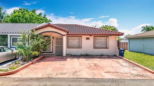 17372 NW 76th Ct in Hialeah, FL - Building Photo - Building Photo