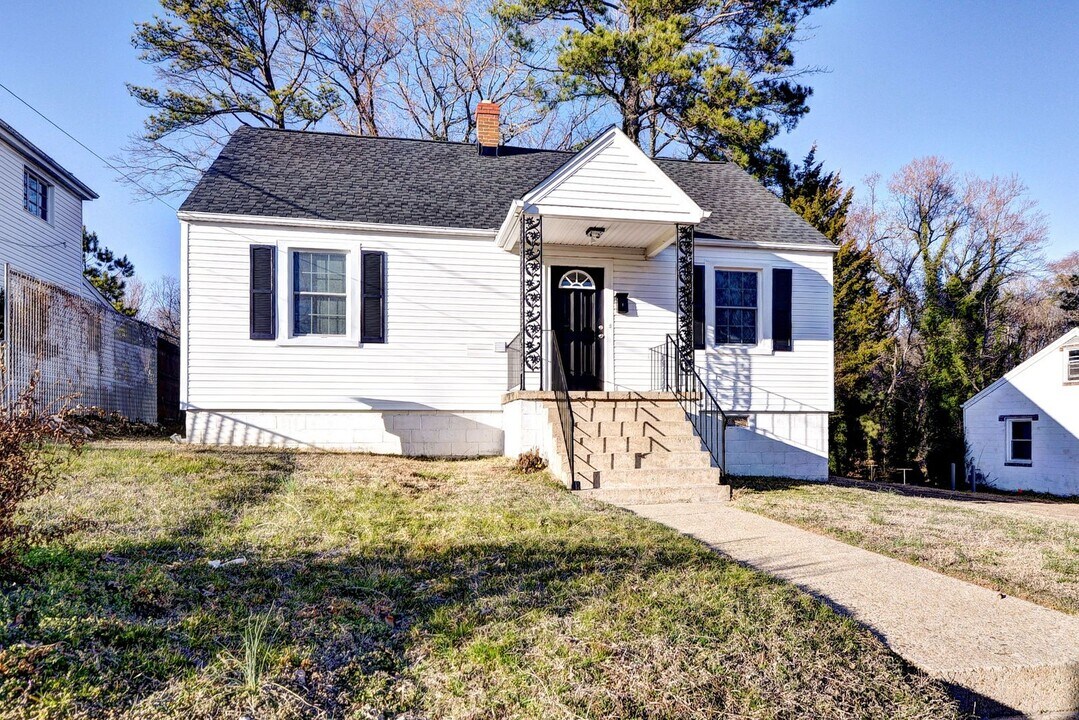 725 Jefferson Pl in Petersburg, VA - Building Photo