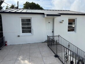 921 N 17th Ct in Hollywood, FL - Building Photo - Building Photo