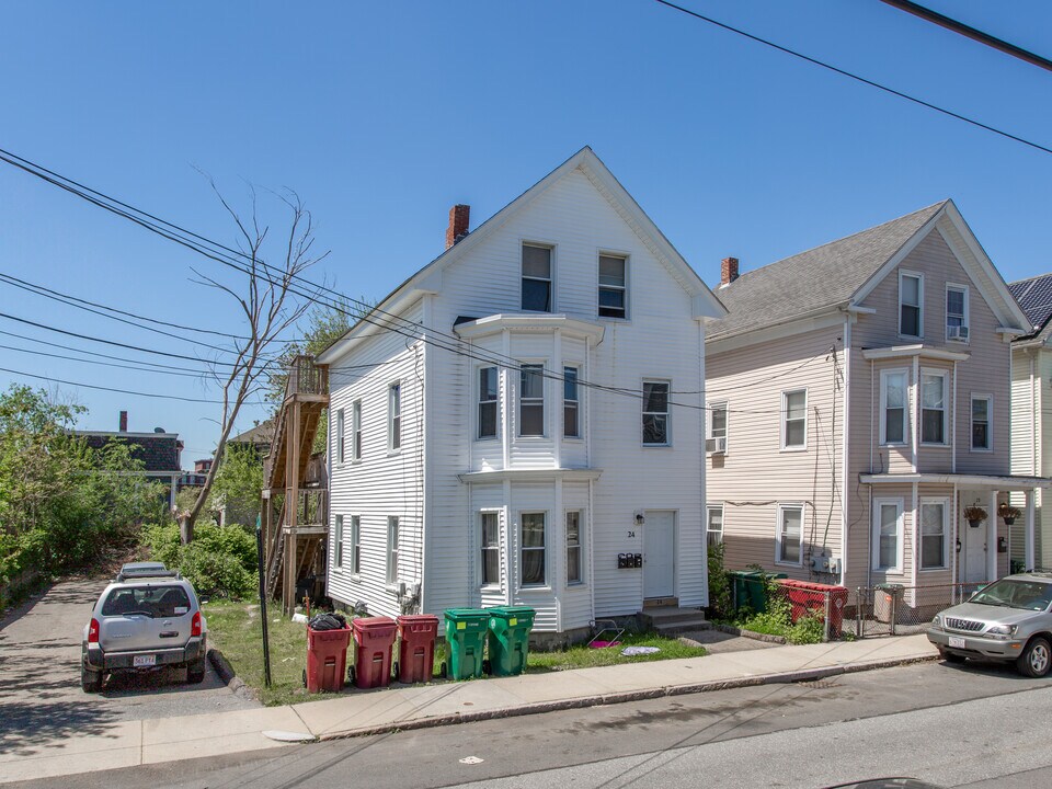 24 W 3rd St in Lowell, MA - Building Photo
