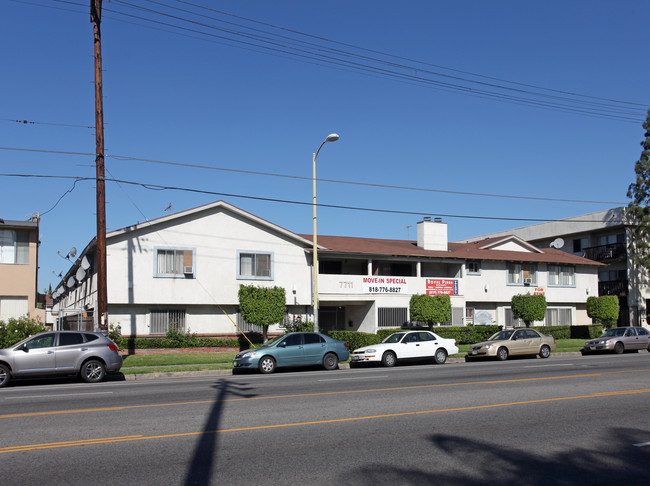 Royal Pines Apartments in Reseda, CA - Building Photo - Building Photo