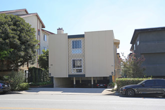 11718 Montana Ave in Los Angeles, CA - Building Photo - Primary Photo