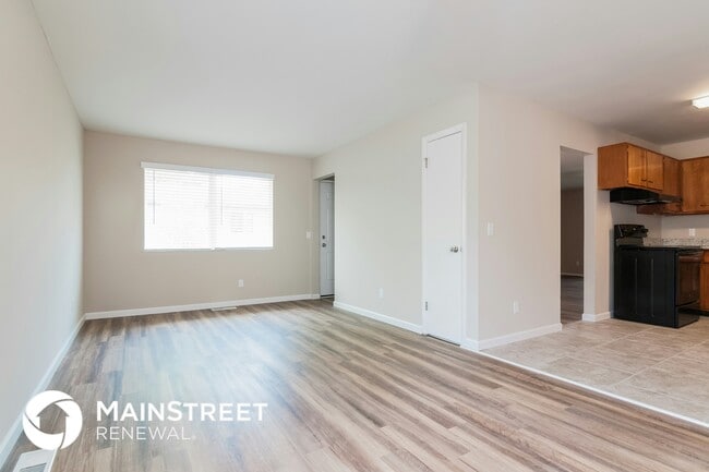 2050 N Downs Dr in Florissant, MO - Foto de edificio - Building Photo