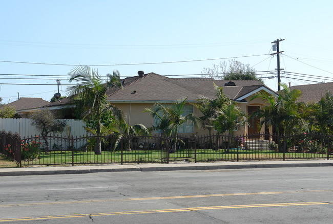 128 E Channel Islands Blvd in Oxnard, CA - Foto de edificio - Building Photo