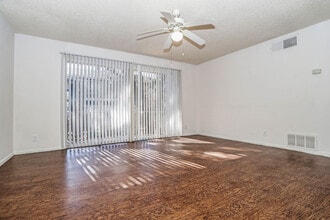 Woodland Ridge in San Antonio, TX - Foto de edificio - Building Photo