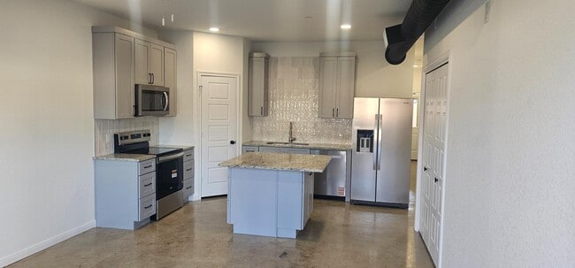 211 E Lyndale Dr in Robinson, TX - Building Photo - Building Photo