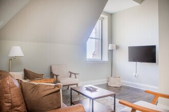 225 E Michigan St in Milwaukee, WI - Foto de edificio - Building Photo