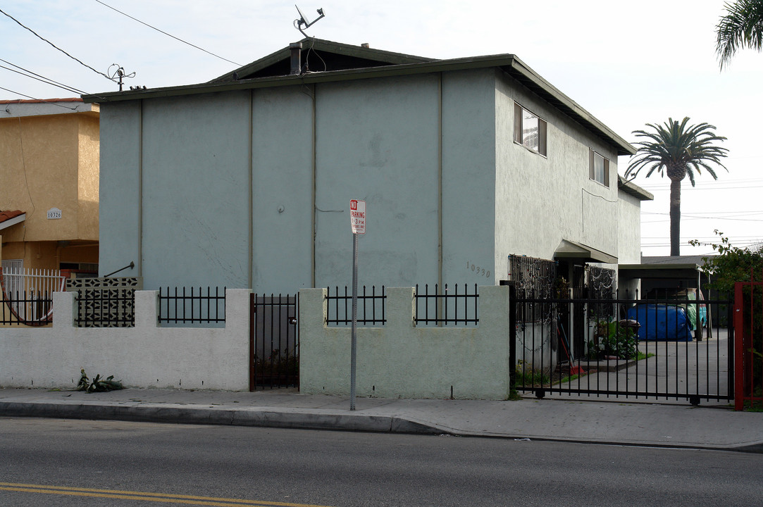 10330 S Inglewood Ave in Inglewood, CA - Building Photo