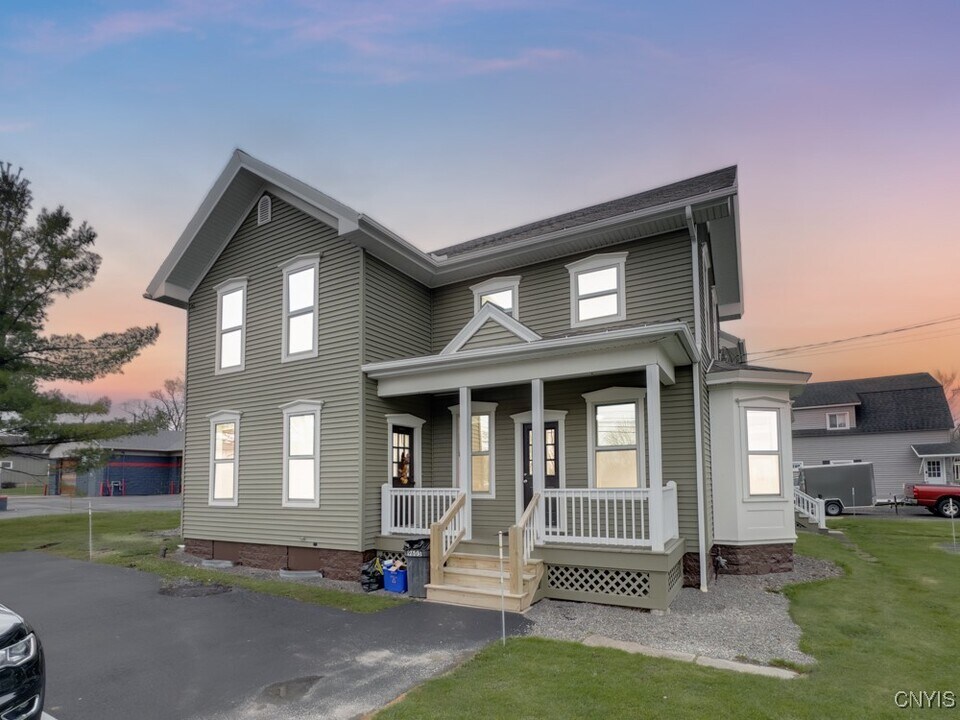 9611 Brewerton Rd in Brewerton, NY - Building Photo