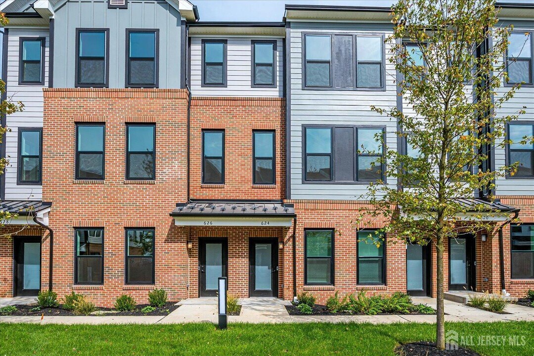 624 Sadie Cir in New Brunswick, NJ - Foto de edificio
