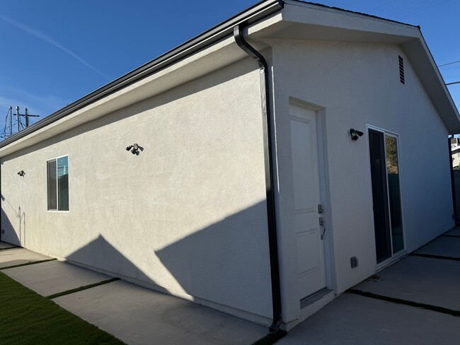 9947 Lull St in Burbank, CA - Building Photo - Building Photo