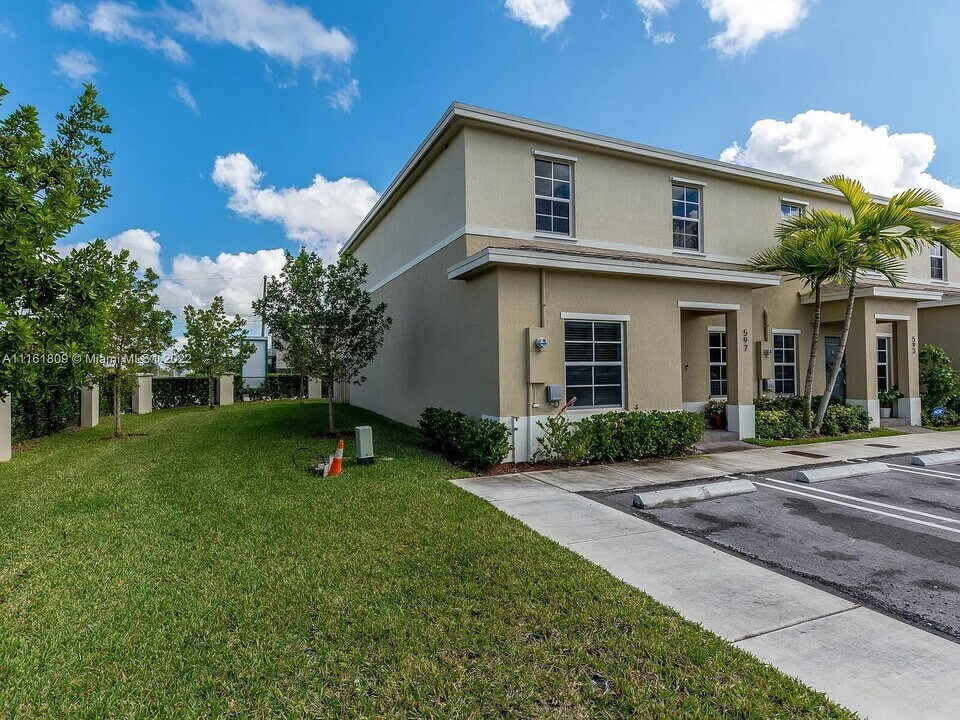 597 NE 5th Pl in Florida City, FL - Building Photo