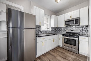 Val D' Kingsley LLC in Los Angeles, CA - Building Photo