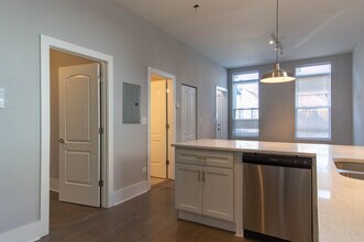 2113 W 18th St, Unit 1F in Chicago, IL - Building Photo - Building Photo