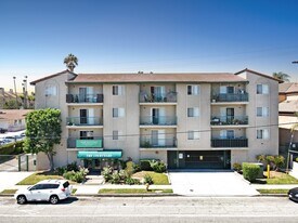Torrance Courtyard Apartments in Torrance, CA - Building Photo