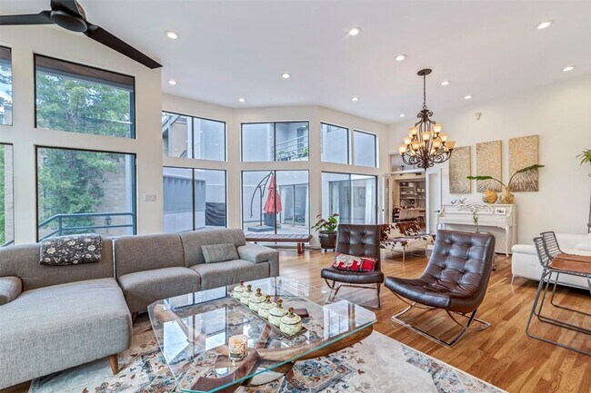 47 Legend Ln in Houston, TX - Building Photo - Building Photo