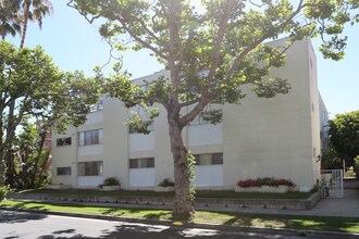 223 S Lasky Dr in Beverly Hills, CA - Foto de edificio - Building Photo