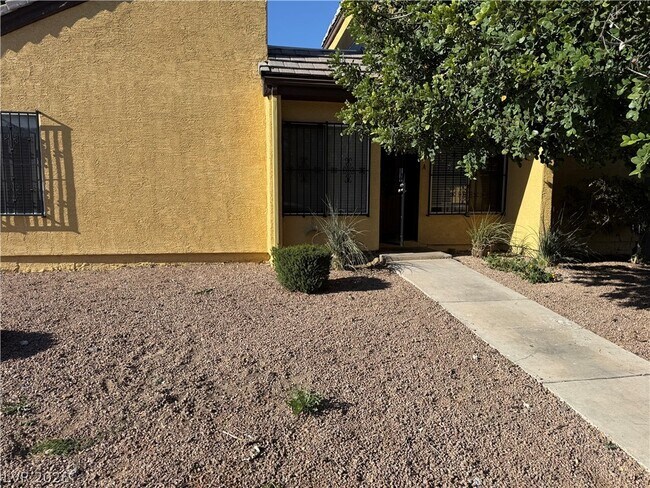1390 Hialeah Dr in Las Vegas, NV - Building Photo - Building Photo