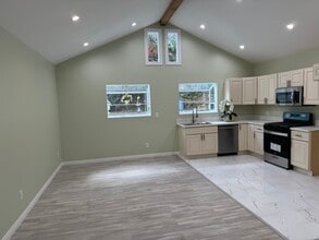 4406 Coloma Ave in Woodland Hills, CA - Foto de edificio - Building Photo