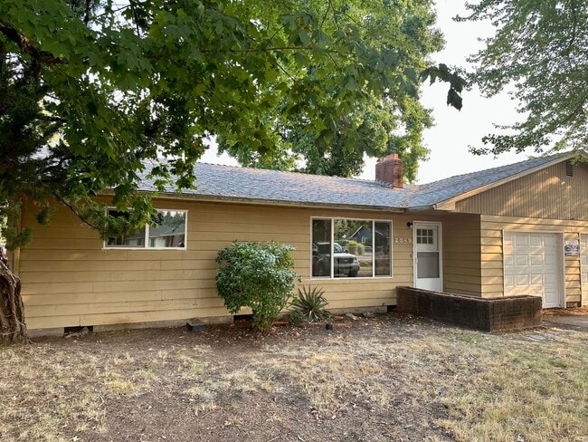 2947-2949 NW Gibson Hill Rd in Albany, OR - Building Photo - Building Photo