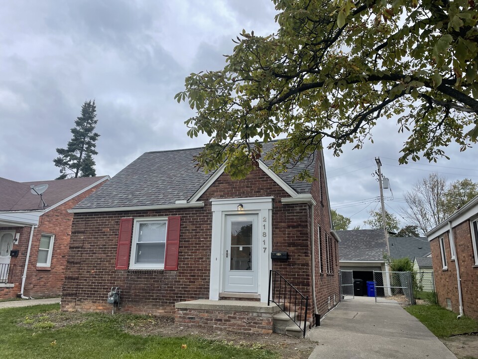 21817 McCormick St in Grosse Pointe, MI - Building Photo