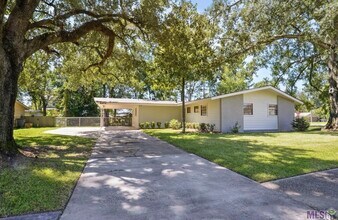 8904 Kingcrest Pkwy in Baton Rouge, LA - Foto de edificio - Building Photo