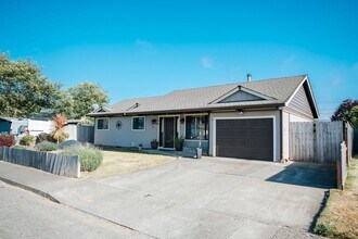 1238 Fernwood Dr in Mckinleyville, CA - Building Photo - Building Photo