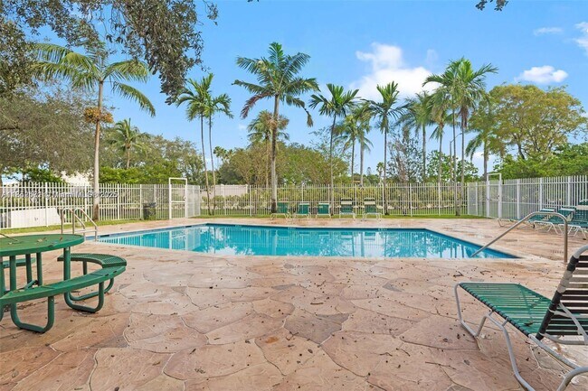 8201 Fairway Rd in Sunrise, FL - Foto de edificio - Building Photo