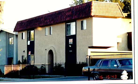 1226 W Brook St in Santa Ana, CA - Building Photo