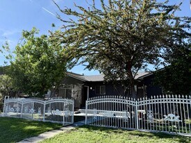 729 S Towne Ave, Unit 729 in Pomona, CA - Building Photo