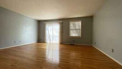 19 Hawthorne Dr in New London, CT - Building Photo - Building Photo