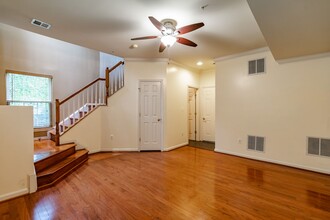 5400 Cheyenne Knoll Pl in Alexandria, VA - Foto de edificio - Building Photo