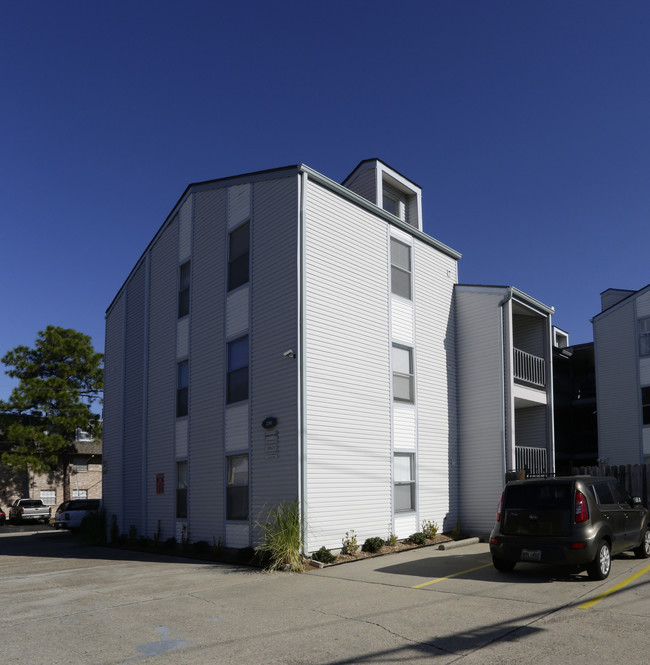 2201 Houma Blvd in Metairie, LA - Building Photo - Building Photo