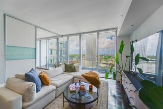 92 SW 3rd St, Unit 2707 in Miami, FL - Building Photo - Building Photo
