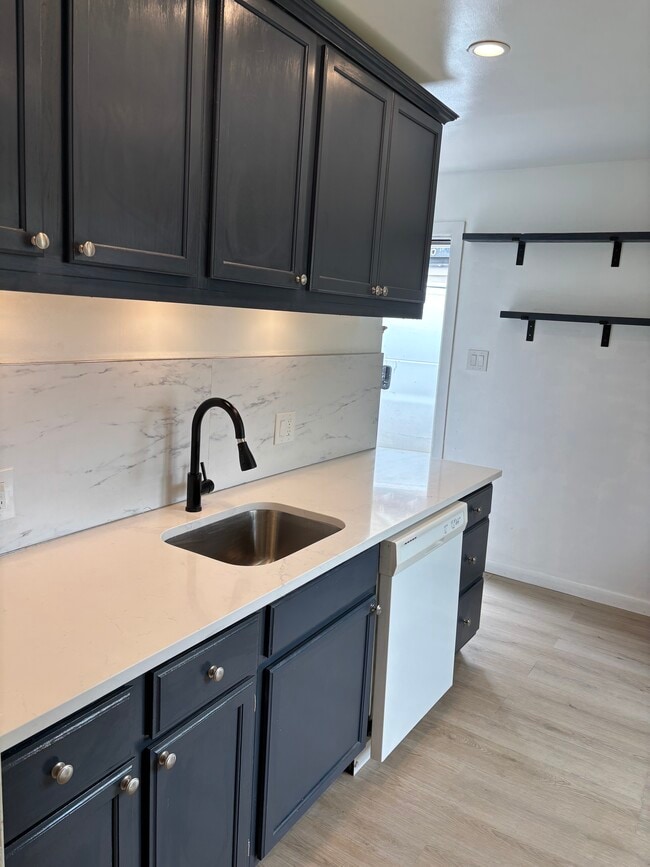 property at 1520 E Meyers Ave