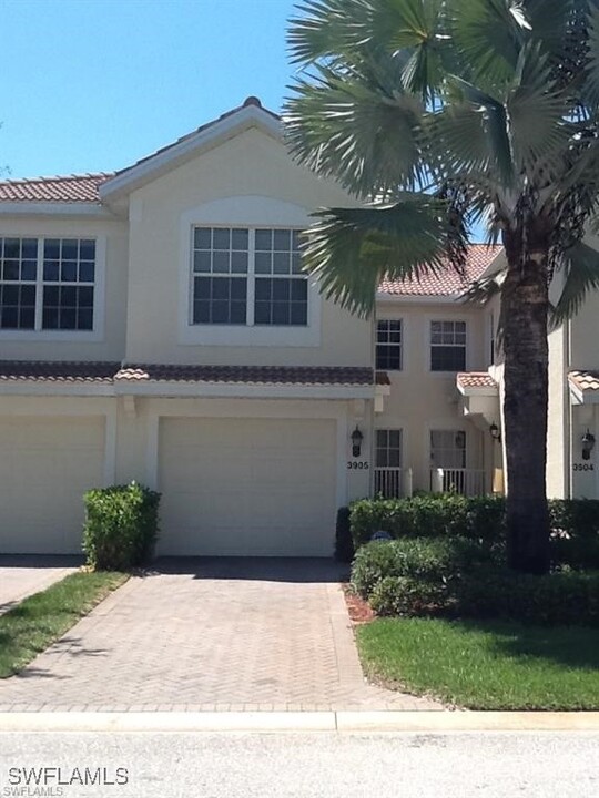 9618 Hemingway Ln in Ft. Myers, FL - Building Photo